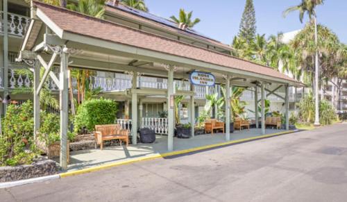 a building with tables and chairs on a street at Kona Islander in Kailua-Kona