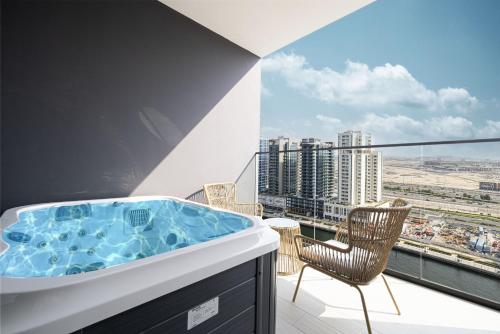 PNB Living - Luxury Studio with Canal Views - Trillionaire Residences, Business Bay