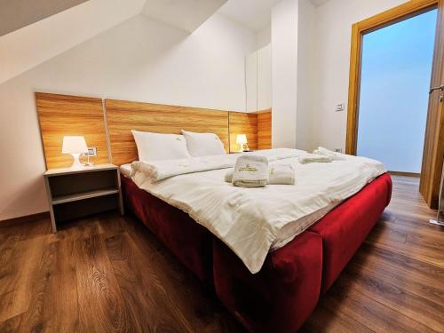 En eller flere senge i et værelse på Apart-hotel Antique, Zlatibor