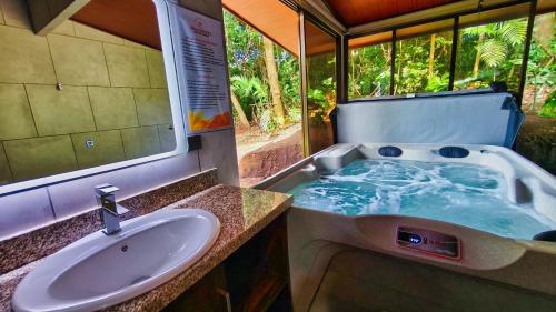 蒙泰韦尔德哥斯达黎加La Macadamia - Monteverde的带水槽和浴缸的浴室