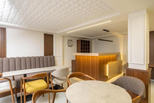 a waiting room with a table and chairs at Hotel Opal Casa in Novi Pazar