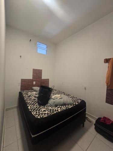 a bedroom with a bed in a room at Casa Maúna in Prea