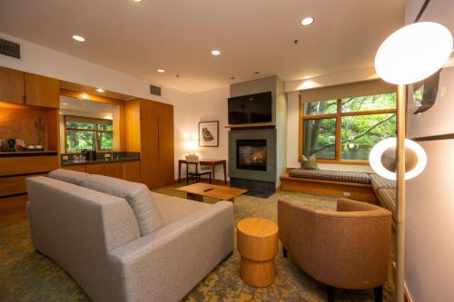Cedarbrook Lodge — Garden view