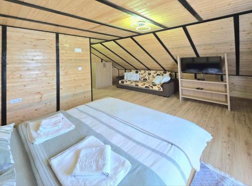 En eller flere senge i et værelse på Pensiunea Agroturistica Acvila Apusenilor