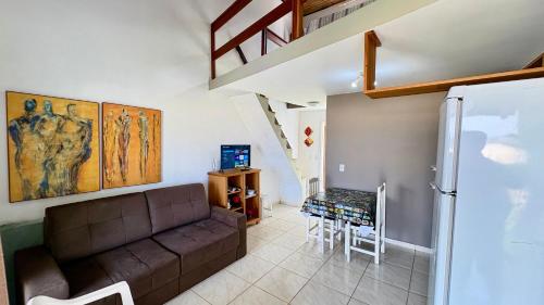 un soggiorno con un divano e un tavolo da pranzo di Villas da Jagua a Jaguaruna