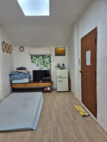 Giường trong phòng chung tại Naganeupseong Jandi House