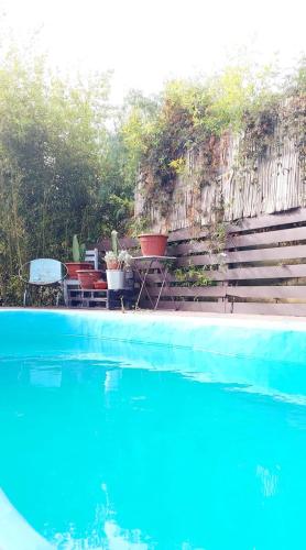 una piscina con due piante in vaso accanto a una recinzione di On Planet a Coquimbo