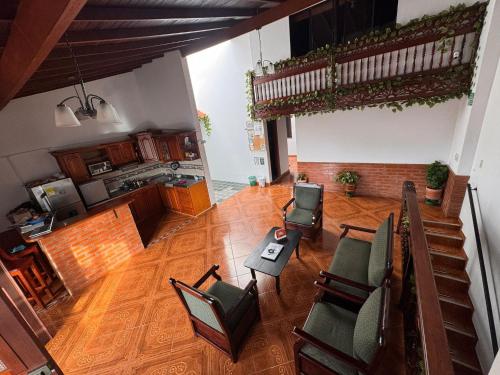 een woonkamer met stoelen en een tafel bij Vivienda turística Doña Barbara in Jardin