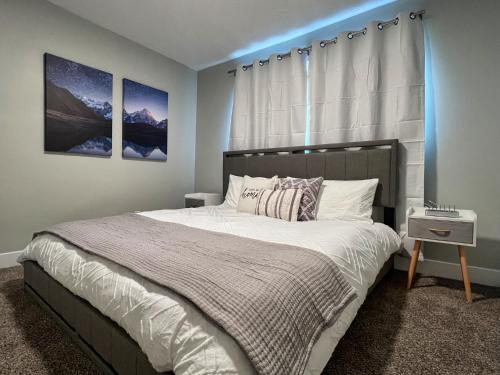 En eller flere senge i et værelse på Sun & Snow Bungalow