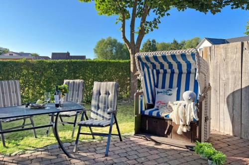 a table and two chairs and a table and a chair at Ruheoase in Prerow