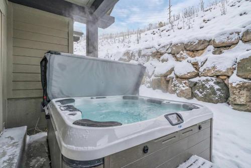 una vasca idromassaggio con neve per terra di Black Rock Ridge Private Hot Tub & Views a Keetley Junction