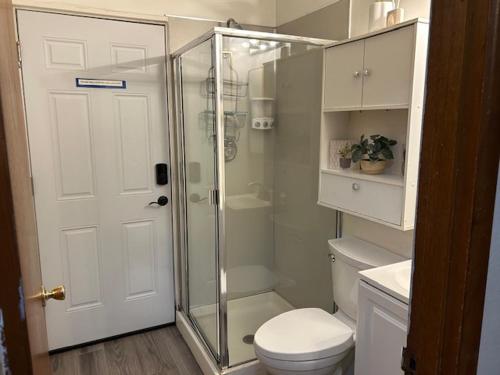un bagno con wc e doccia in vetro di Cozy East County Jewel a Portland