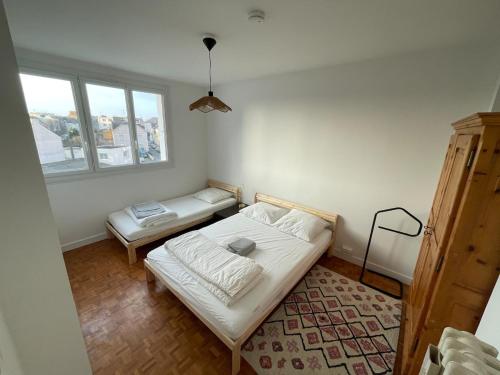 een kleine kamer met een bed en een raam bij Apartment with exceptional views in La Celle-sous-Gouzon