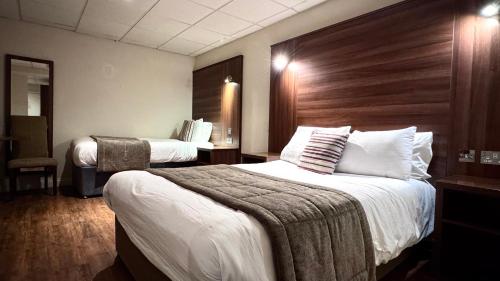 Un pat sau paturi într-o cameră la The March Hotel