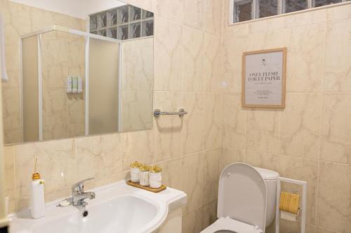 un bagno con lavandino, WC e specchio di Quinta das Maçãs by SH ad Alvaiázere