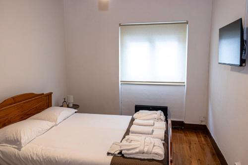 una camera da letto con un letto con asciugamani sopra di Quinta das Maçãs by SH ad Alvaiázere