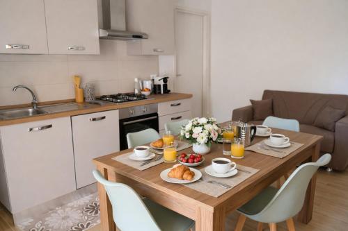a kitchen with a wooden table with food on it at La Da Ma Shila Nuova casa vacanze vicino al mare in Francavilla al Mare