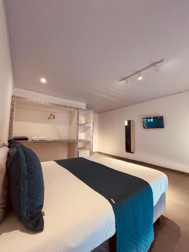een slaapkamer met een groot bed in een kamer bij Shalon Adonai by Martinelli in Fernando de Noronha