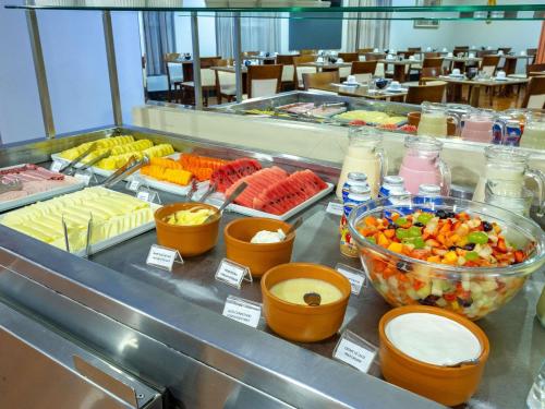 una linea a buffet con molti tipi diversi di cibo di Mercure Manaus a Manaus