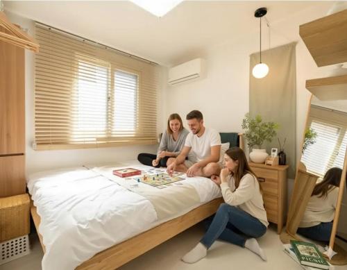 Postel nebo postele na pokoji v ubytování Special Offer,3 minutes to Airport Bus, 3 Bedrooms, 4 Beds, Accommodates up to 7 Guests, Near Hongje Waterfall