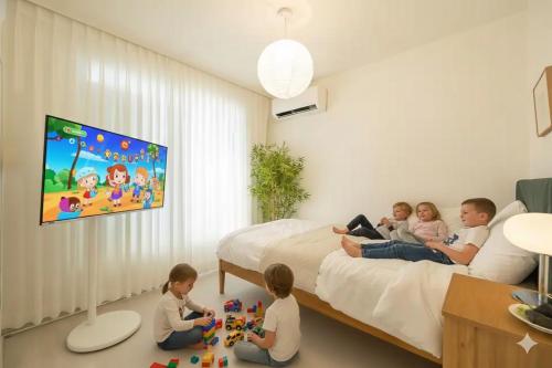 TV a/nebo společenská místnost v ubytování Special Offer,3 minutes to Airport Bus, 3 Bedrooms, 4 Beds, Accommodates up to 7 Guests, Near Hongje Waterfall