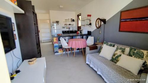een woonkamer met een bank en een tafel bij Casa Dendê Praia do Forte in Praia do Forte