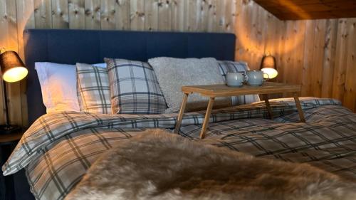 Giường trong phòng chung tại Modern and cozy mountain cabin - panoramic view!