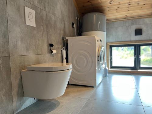 Phòng tắm tại Modern and cozy mountain cabin - panoramic view!