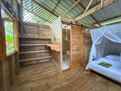 Een bed of bedden in een kamer bij Madre Selva Eco Lodge