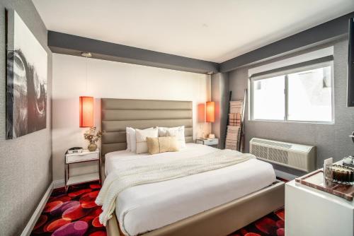 a bedroom with a large bed and a window at Lexen Hotel - Hollywood Walk of Fame-Universal Studios in Los Angeles