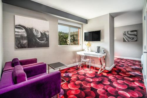 a living room with a purple couch and a table at Lexen Hotel - Hollywood Walk of Fame-Universal Studios in Los Angeles