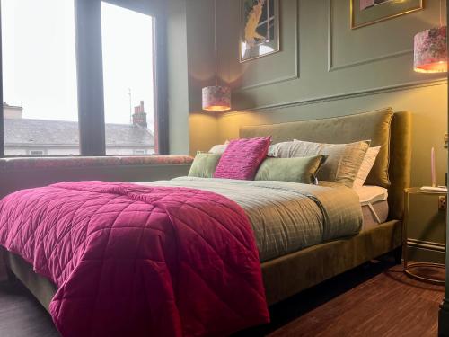 Letto o letti in una camera di The Bank - Rooms & Apartments by Coorie Doon Stays