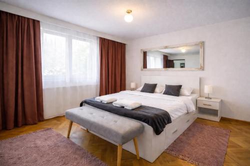 Giường trong phòng chung tại Londof Villa with panoramic view