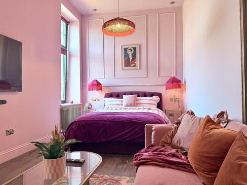 Letto o letti in una camera di The Bank - Rooms & Apartments by Coorie Doon Stays