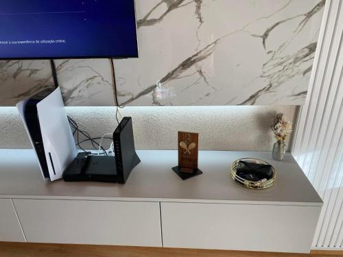 een bureau met een laptop en een monitor. bij Leomil-House in Leomil