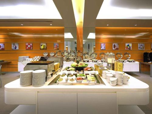 een keuken met een buffet van gerechten in een restaurant bij Ibis Pattaya in Pattaya