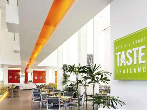 Een restaurant of ander eetgelegenheid bij Ibis Pattaya