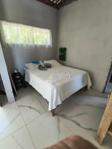 a bedroom with a bed with a cat laying on it at Varanda do Céu Paraty in Paraty