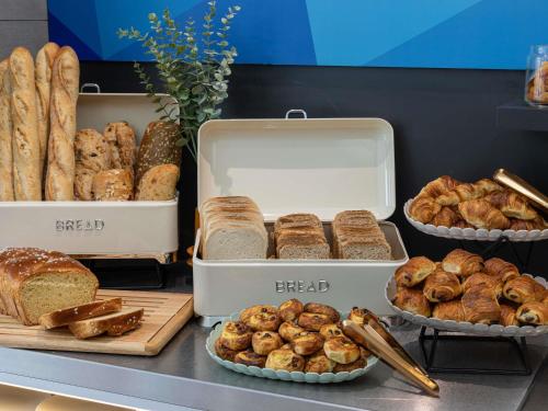 een tafel met verschillende soorten brood en gebak bij ibis Styles Pertuis Portes du Luberon in Pertuis