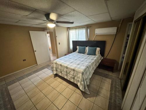 a bedroom with a bed and a ceiling fan at Casa visas656 in Manuel F. Martínez