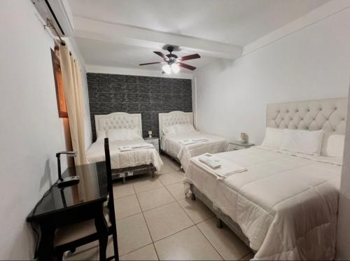 Llit o llits en una habitació de Hotel Continental