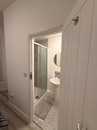 Stylish Dream Home with 4 En-Suite Bedrooms photo 7