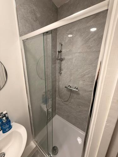 Stylish Dream Home with 4 En-Suite Bedrooms photo 4