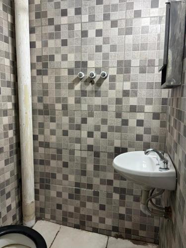 a tiled bathroom with a sink and a toilet at Nido Urbano in San Luis