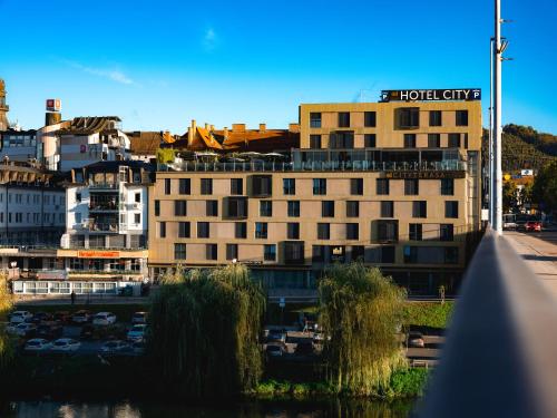 ein Gebäude mit einem Hotelschild darauf in der Unterkunft Hotel City Maribor in Maribor