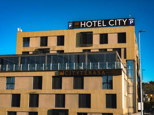 ein Hotelgebäude mit einem Schild darauf in der Unterkunft Hotel City Maribor in Maribor
