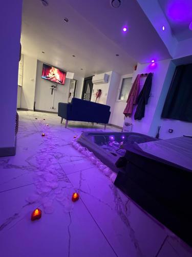 een kamer met paarse lampen op de vloer en een badkuip bij Asdreamslove in Alès
