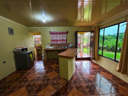 een keuken met een aanrecht in een kamer met ramen bij Cabaña La Conquista in Sarapiquí