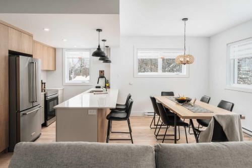 een keuken en eetkamer met een tafel en stoelen bij Mont Blanc 121-111 in Saint-Faustin