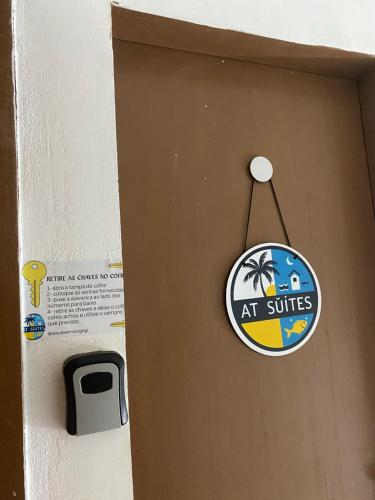 Ein Schild an einer Tür mit der Aufschrift „Air Suites“ in der Unterkunft At Suites in Maragogi